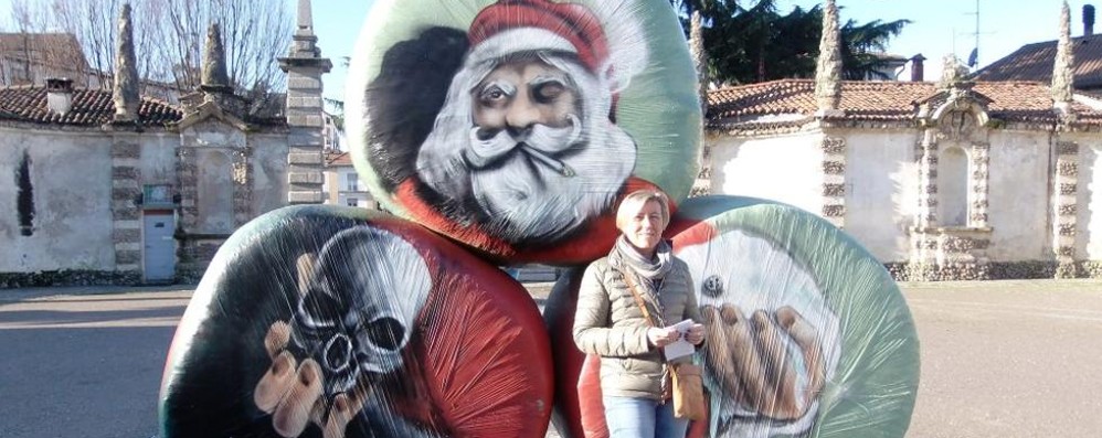 Un Babbo Natale con spinello e teschio inquieta Cesano Maderno