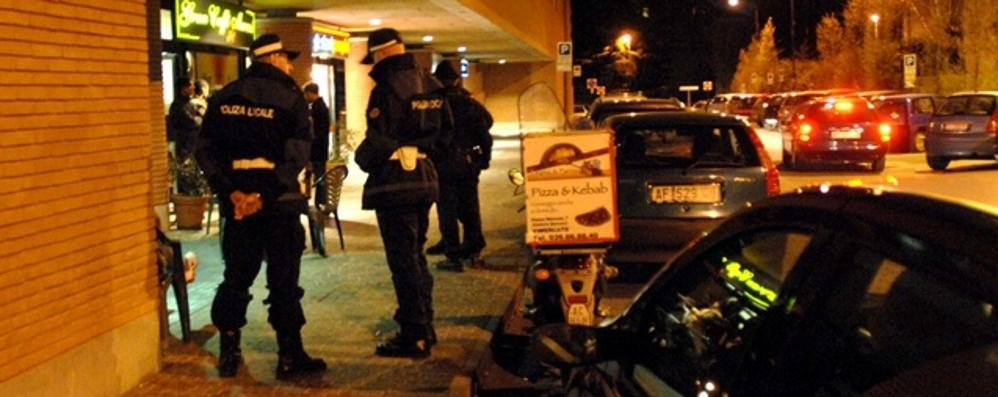 Vimercate, ventenne lecchese minacciato e rapinato in piazza