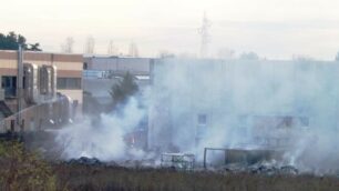 Violento incendio sul piazzale della Imr di Carate Brianza: trenta pompieri al lavoro
