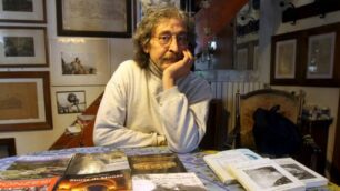 Carlo Vittone con i libri pubblicati dalla sua casa editrice