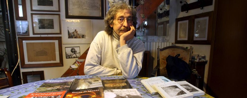 Carlo Vittone con i libri pubblicati dalla sua casa editrice