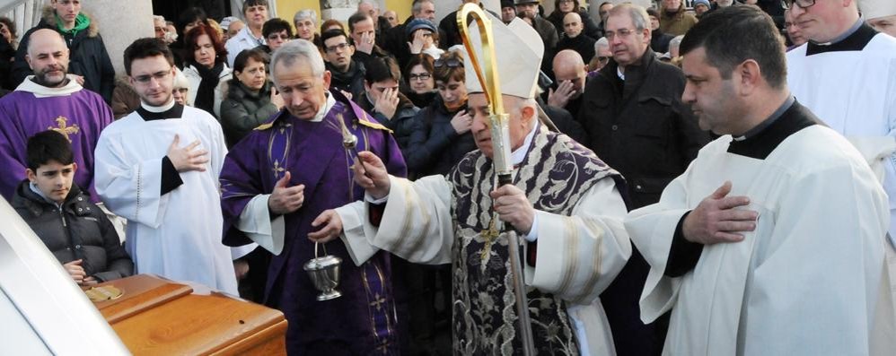 Besana, una folla commossa per l’ultimo saluto a don Francesco Cameroni