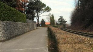 Carate, le Ferrovie scrivono al Comune: «Strada pericolosa per i treni»