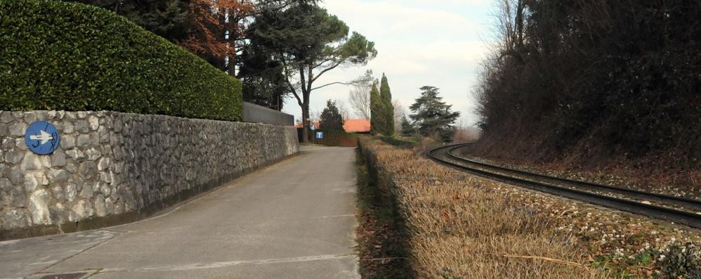 Carate, le Ferrovie scrivono al Comune: «Strada pericolosa per i treni»