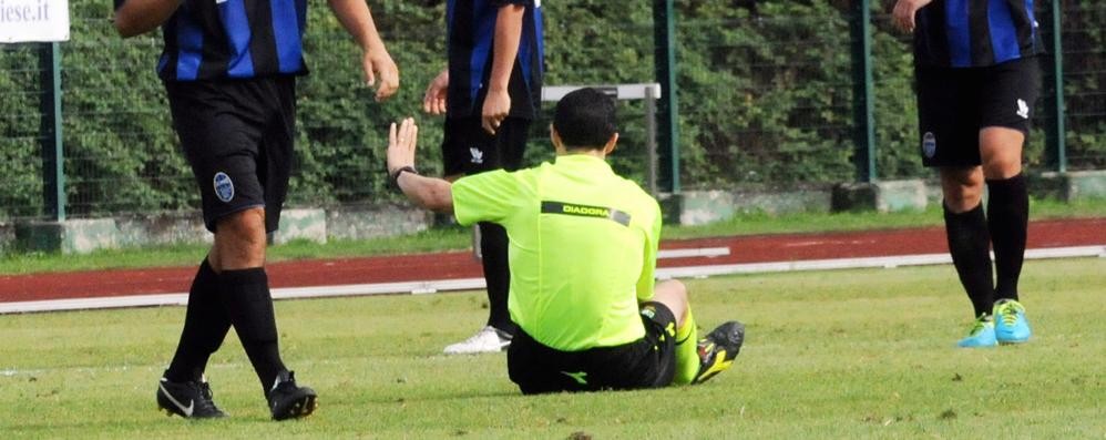 Cerca di strozzare l’arbitro: giocatore monzese squalificato per cinque anni