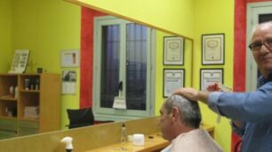 Gianbattista Casu nel suo negozio di parrucchiere per uomo dove affitterà una poltrona a un collega