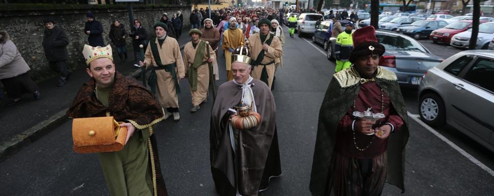 Epifania a Brugherio tra tradizione e fede, i Re Magi sfilano per la città