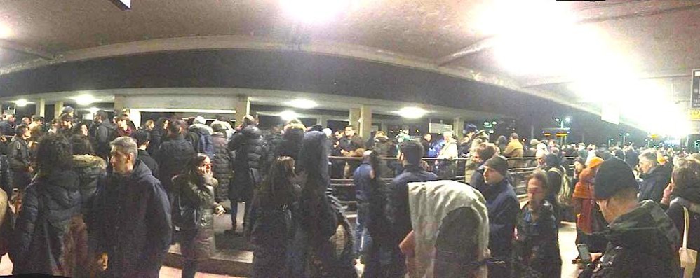 Ferrovie, guasto a Greco Pirelli:  treni cancellati e ritardi, l’odissea dei pendolari