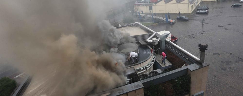 Fiamme in un ristorante, evacuata la Camera di commercio di Monza