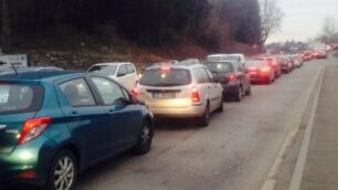 Frontale tra auto, traffico e code per entrare in tangenziale a Carnate-Usmate