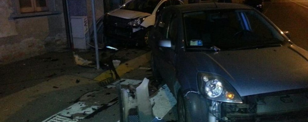 Guida ubriaco a Giussano e distrugge tre auto, patente ritirata