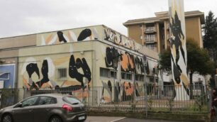 Il murales sul centro civico di via Iseo fa arrabbiare i monzesi di San Fruttuoso