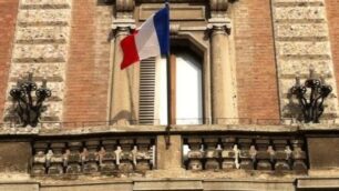 Il tricolore francese a mezz’asta sul pennone del municipio di Monza