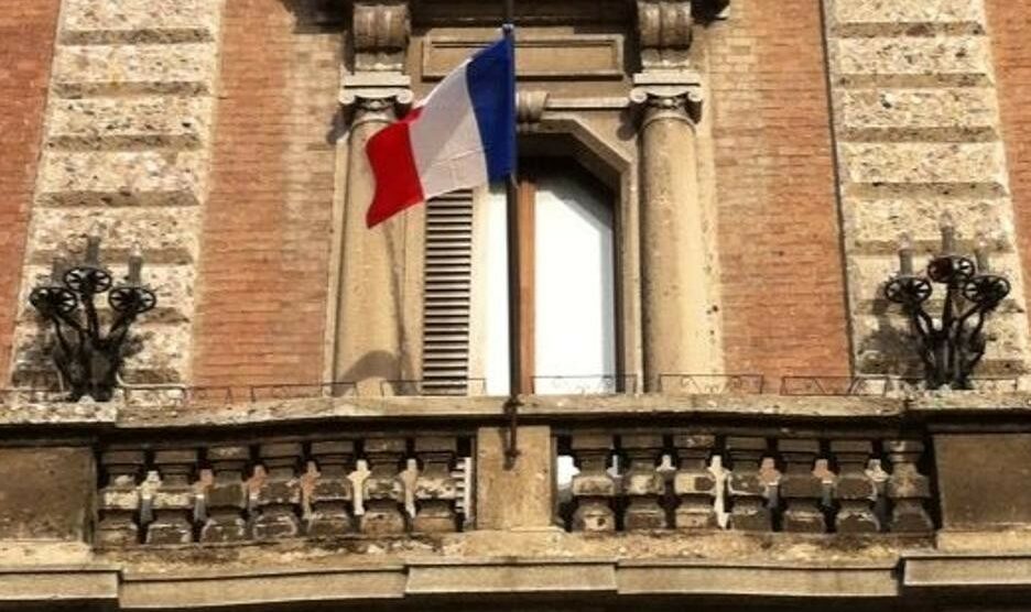 Il tricolore francese a mezz’asta sul pennone del municipio di Monza