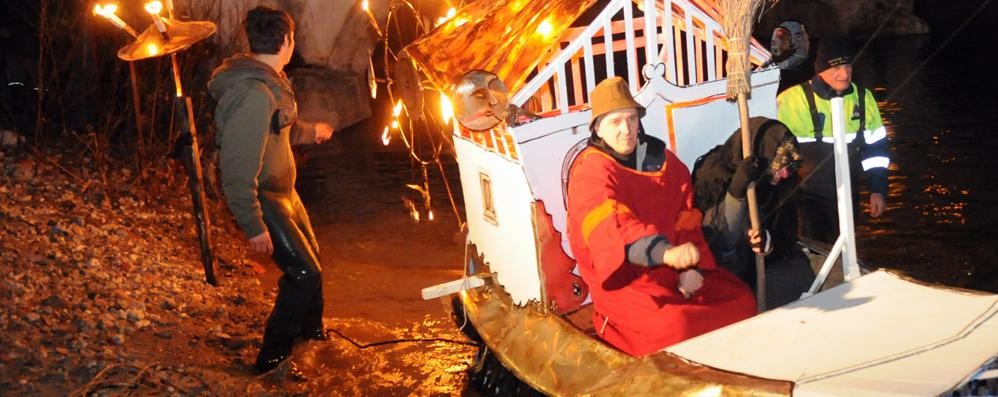 In migliaia per la Befana a Carate, quella sul Lambro è doc