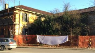 La protesta delle lenzuola bianche listate a lutto arriva a Monza
