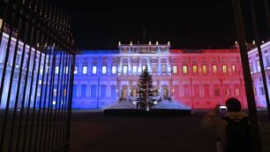 La Reggia di Monza diventa francese, fiaccolata contro l’odio a Cavenago