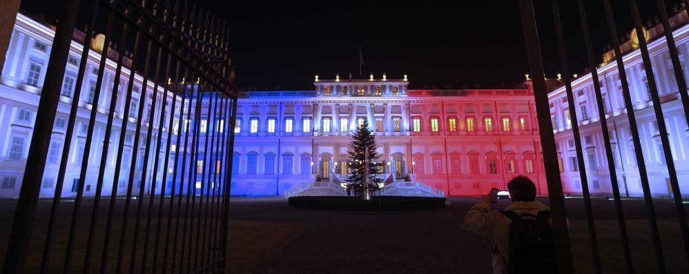 La Reggia di Monza diventa francese, fiaccolata contro l’odio a Cavenago