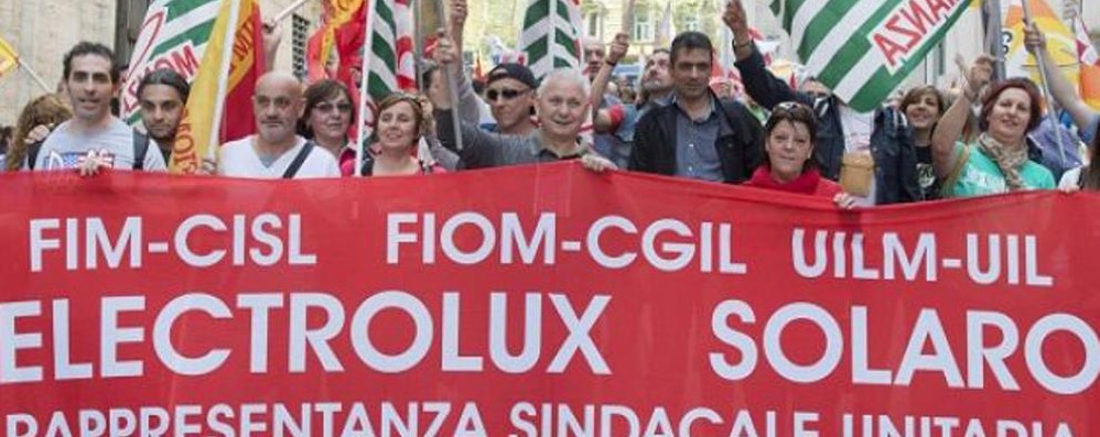 Le lavatrici non si vendono, un altro giorno di chiusura alla Electrolux di Solaro