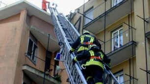 Lentate, bambina di 4 anni rimane chiusa in casa