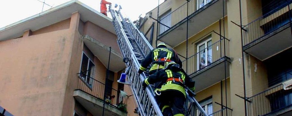Lentate, bambina di 4 anni rimane chiusa in casa