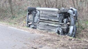 Limbiate: sbanda con l’auto, finisce contro un albero e si  ribalta. Neppure un graffio