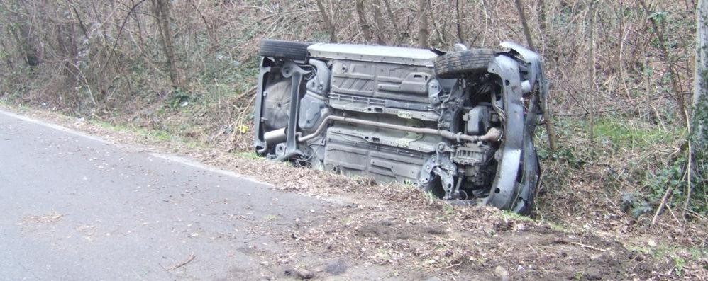 Limbiate: sbanda con l’auto, finisce contro un albero e si  ribalta. Neppure un graffio