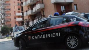 Limbiatese fugge all’alt. Fermato, tira calci e pugni ai carabinieri