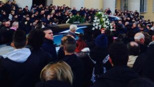 Lutto a Concorezzo, centinaia di persone ai funerali di Michael Minunno