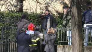 Minaccia di darsi fuoco al commissariato di polizia di Monza