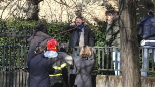 Minaccia di darsi fuoco al commissariato di polizia di Monza