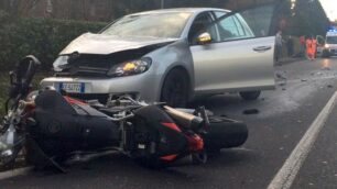 Scontro frontale con un’auto, gravissimo un motociclista di Villasanta