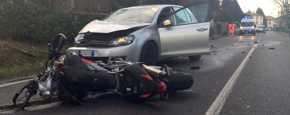 Scontro frontale con un’auto, gravissimo un motociclista di Villasanta