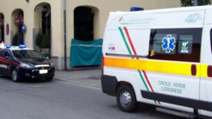 Uomo ritrovato senza vita sotto i portici a Seregno