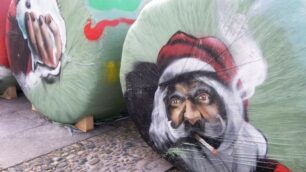 Vandali accaniti a Cesano: nuovi danni al Babbo Natale che fuma