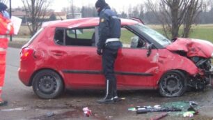 Auto con mamma e figlia si ribalta a Limbiate, lo scuolabus le soccorre