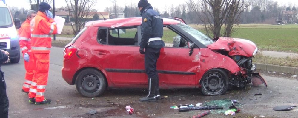 Auto con mamma e figlia si ribalta a Limbiate, lo scuolabus le soccorre