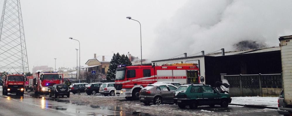 Brugherio: incendio all’autofficina Galbiati, via Monza chiusa al traffico