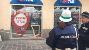 Cade un blocco di granito da un balcone, tragedia sfiorata a Monza