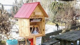 Carnate, i vandali  sfasciano la casetta dei libri nel parco