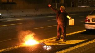 Cercò di darsi fuoco, fa causa al Comune di Monza: «Colpa dei lavori di viale Lombardia»