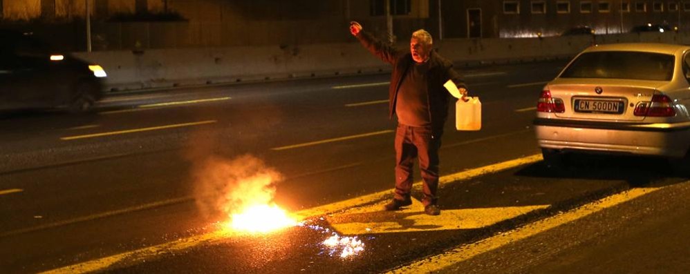 Cercò di darsi fuoco, fa causa al Comune di Monza: «Colpa dei lavori di viale Lombardia»