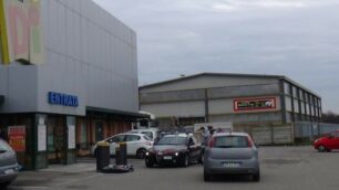 Due colpi in poche ore a Paderno, il rapinatore incastrato dall’auto rossa