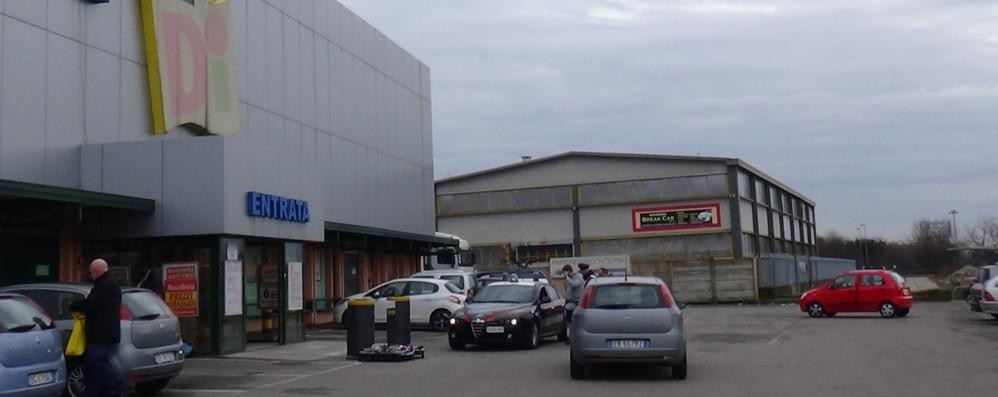 Due colpi in poche ore a Paderno, il rapinatore incastrato dall’auto rossa