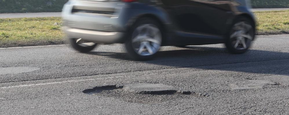 Il caso viale delle Industrie a Monza e lo slalom nella strada delle 101 buche