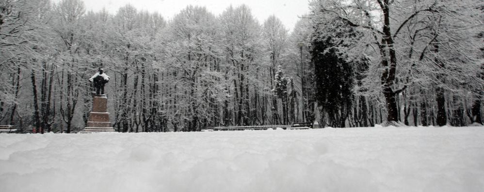 Il Comune di Monza: «Se la neve è acquosa lo spazzaneve non serve»