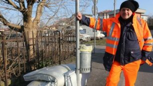 Il netturbino dopo lo sfogo tende la mano: «Monza pulita, se tutti aiutano»