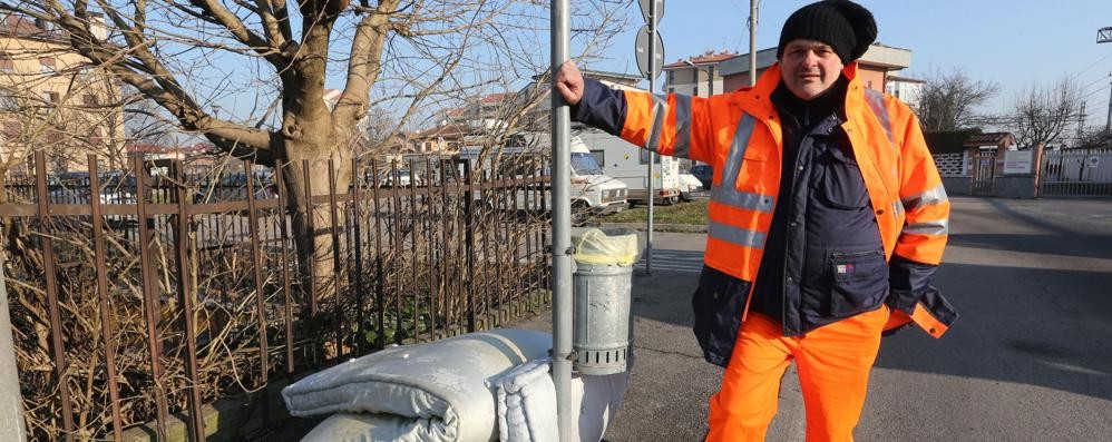 Il netturbino dopo lo sfogo tende la mano: «Monza pulita, se tutti aiutano»