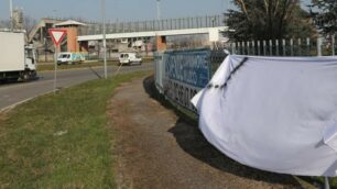 La protesta contro il peso delle tasse: nuove lenzuola bianche a lutto a Monza