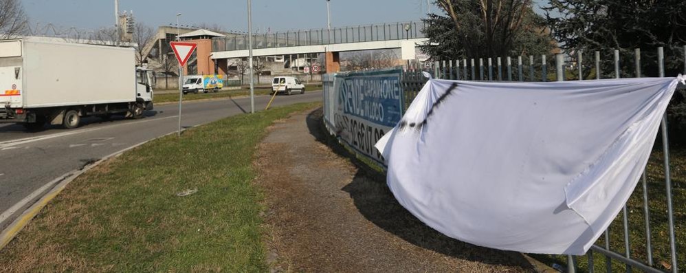 La protesta contro il peso delle tasse: nuove lenzuola bianche a lutto a Monza